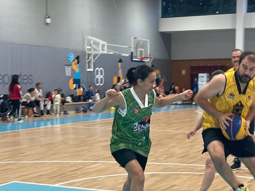 Patricia Pontón jugando al baloncesto