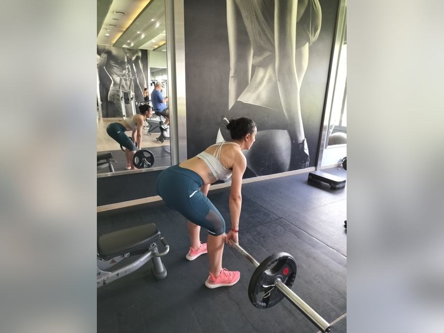 Patricia Pontón entrenando fuerza en el gimnasio